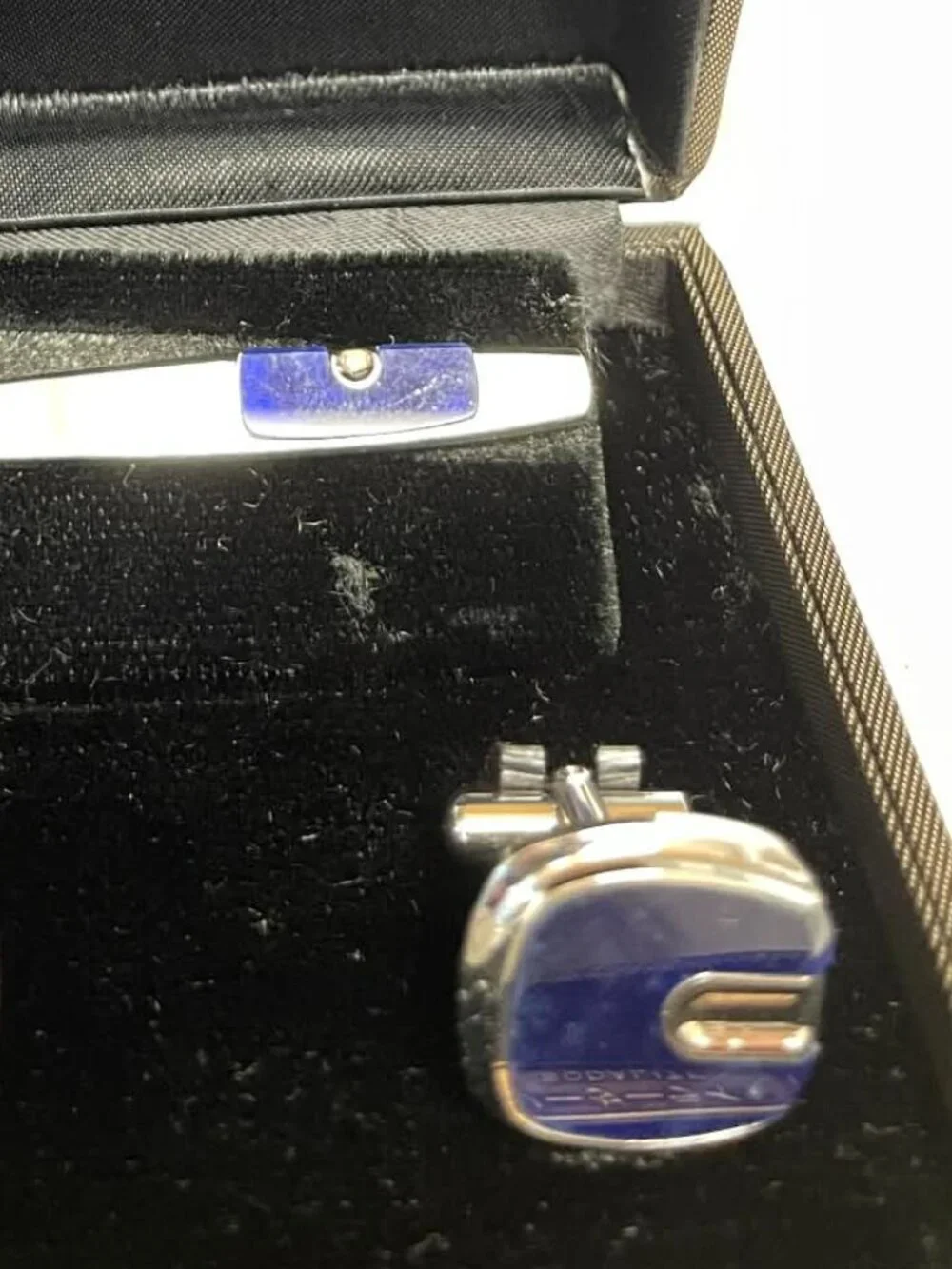 Bourbon tie bar and cufflinks